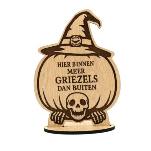 Houten Halloween Bord – Pompoen met Heks – “Hier Binnen Meer Griezels dan Buiten”